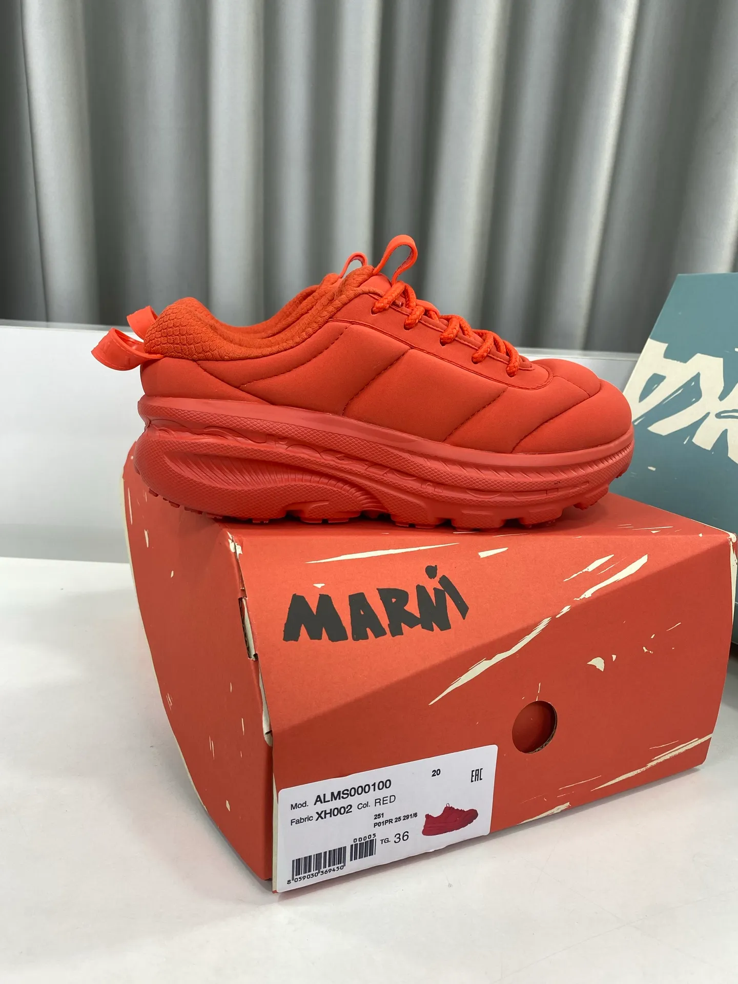 👟👟Ex-factory price 600👟👟 Marni✖️hoka co-branded 25ss sports, mountaineering and hiking bread shoes☑️ The BONDI series, designed in conjunction with the Italian luxury brand MARNI, has transformed into a more bold and unique design with its maximized cushioning performance. Known for its highly artistic designs and bold spirit that transcends established concepts, this collaboration combines highly cushioning foam with Japanese-made quilted upper materials for a modern interpretation. This is a pair that straddles the T stage and the street, and is the ultimate blend of high fashion and athleisure. ▪️Fabric: original customized nylon cloth ▪️Inner padding: breathable mesh ▪️Outsole: original customized open-molded ultra-light foam outsole ▪️Size: 35-40 (custom-made women’s size 40 is non-refundable)